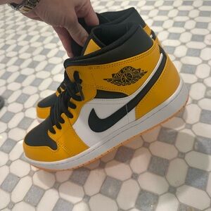 Authentic men’s Jordan 1 mid Taxi